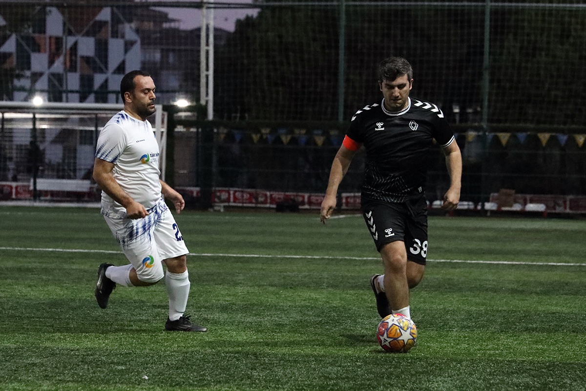 Mais Zirveye Göz Kırptı